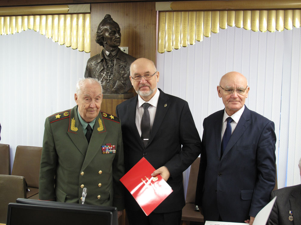Президент Академии военных наук генерал армии Гареев М.А. и вице-президент генерал-майор Турко Н.И. вручают диплом лауреата премии имени А.А.Свечина Титову В.Б. .jpg